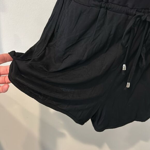 Lulu's Women's Black Round Neck Tank Top Romper with Side Pockets Size Small - Picture 3 of 9